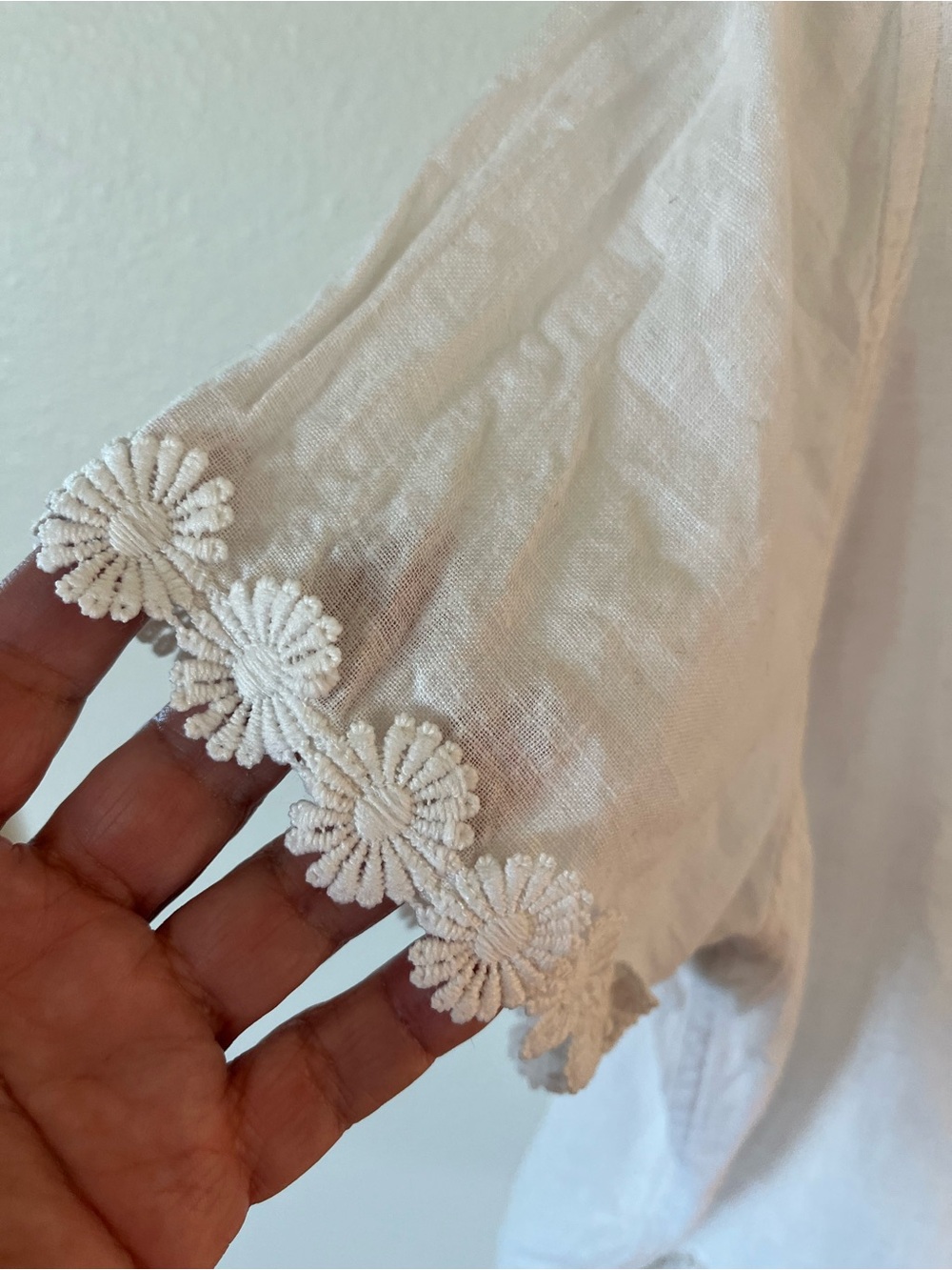Rails "Kit" White Linen Button Down Cropped Blouse w/Floral Trim - Picture 6 of 8